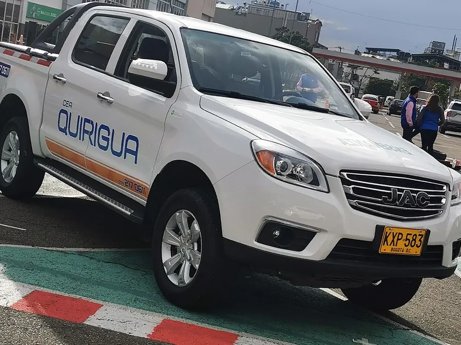 Camioneta rotulada de CEA Quirigua estacionada en la zona de prácticas.