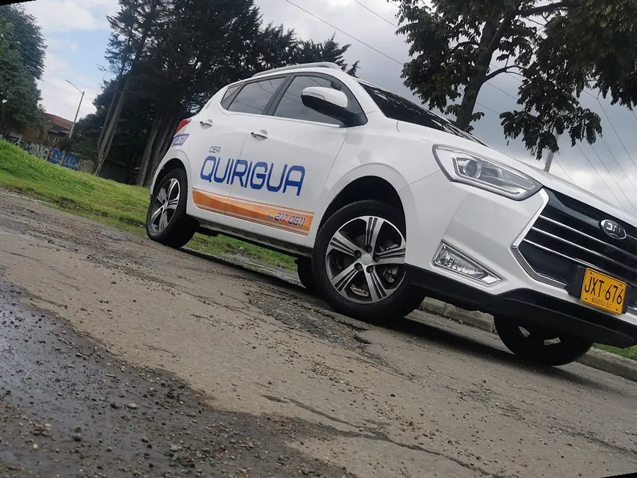 Automóvil rotulado de CEA Quirigua visto de costado en la zona de prácticas.