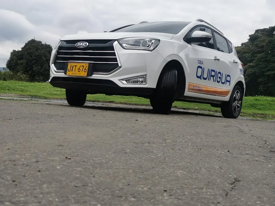 Automóvil rotulado de CEA Quirigua visto de frente.