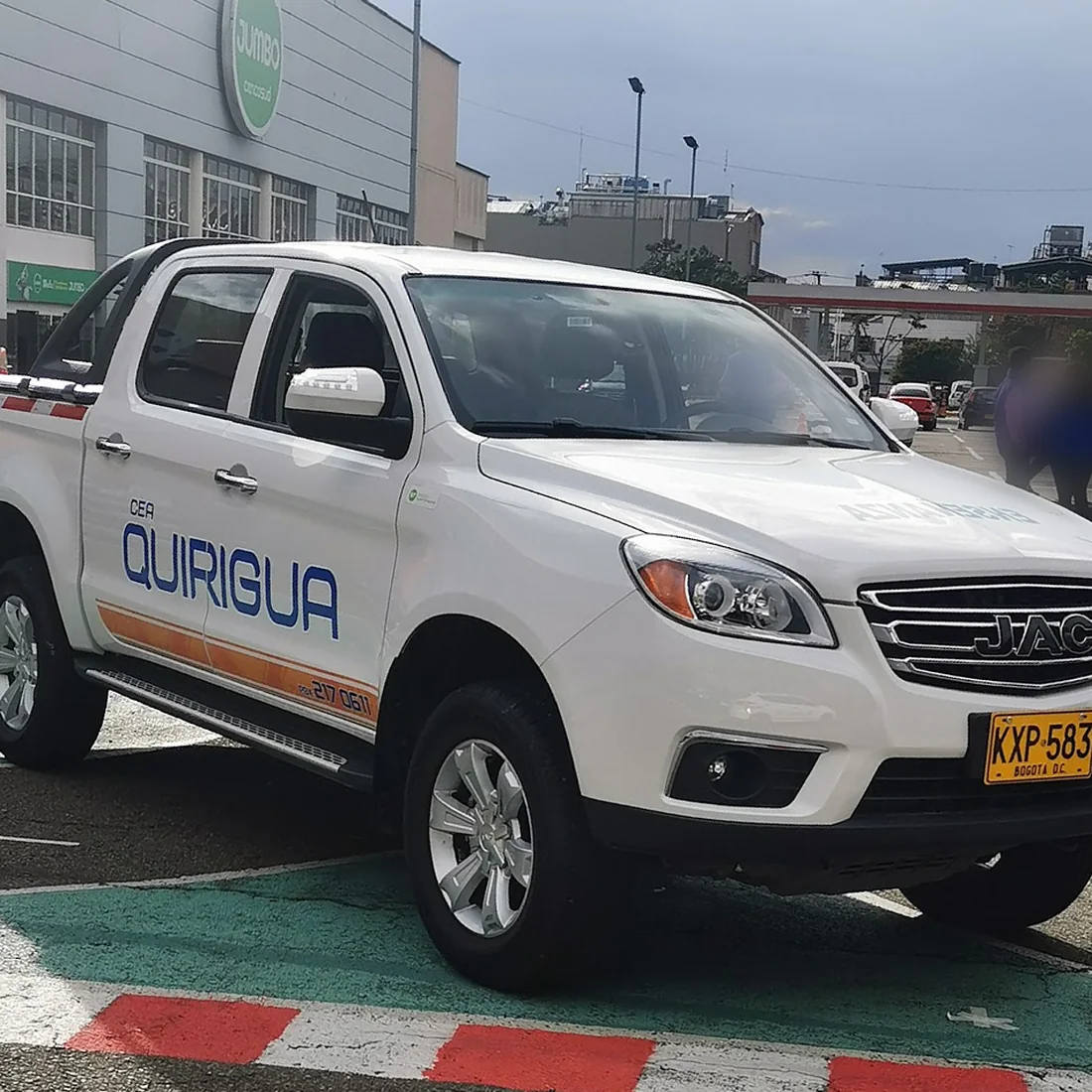 Camioneta de CEA Quirigua durante una práctica de manejo, fuera del tráfico.